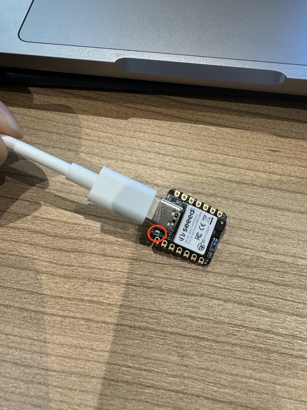 Seeed XIAO nRF52840のリセットボタン